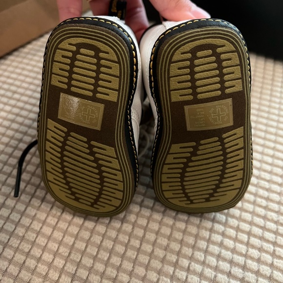 Infant Dr. Martens Air Wair White - Picture 5 of 7